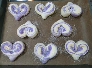 step5: 5.表面撒高粉.珍珠糖,170度烤12-15分完成~