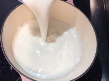 step2: 將純鮮奶倒入煲慢火煲至微暖，大約42度至46度。