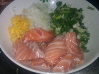 step3: 將洋蔥丁，胡蘿蔔丁與鮭魚下鍋以小火悶煮25分鐘