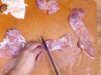 step2: <a href="https://bit.ly/2ZxapeY" target="_blank" data-keyword="雞排" class="guide-link"><strong>雞排</strong></a> <span style="display:inline-block;vertical-align:middle;margin-top:-3px;color:initial;border-radius:3px;padding:2px 3px;font-size:12px;line-height:14px;background:#87d300;color:#fff;">即買</span> 洗淨抹乾，去皮後切小塊（麻雀大小），之後浸入<span class="group_2">醬汁</span>醃最少1小時