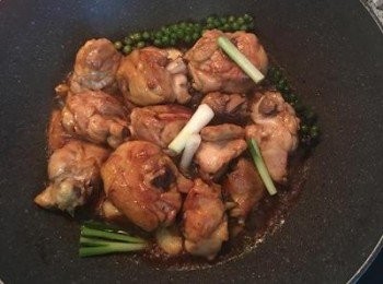 step6: 放入蔥白與新鮮胡椒粒，