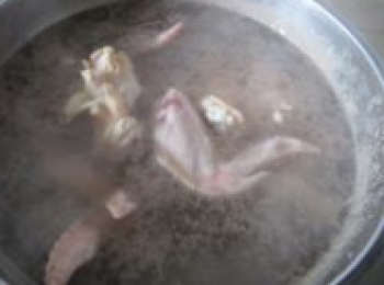 step1: 用水焯雞翅