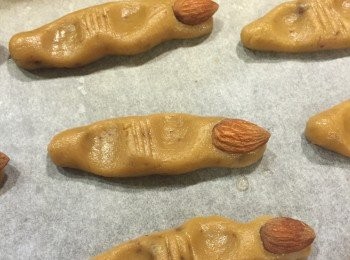 step8: 在中間凸起處用刀壓上痕跡約3-4刀
前方將杏仁沾水壓入手指頂端
 
加入杏仁看起來就很逼真了有沒有!!
 
放入烤箱以170度烤20-25分鐘左右
就大功告成啦！