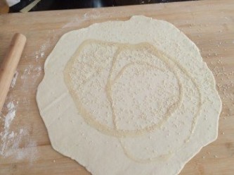 step4: 將麵團擀成面皮並平均灑上芝麻壓實