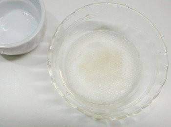 step5: 凝結完後再來準備奶酪的部份,一樣將吉利丁粉1小匙倒入10ml水中,放置五分鐘