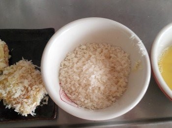 step3: 牛奶與蛋調勻備用 將吐司合切成四等份後~ 先沾取牛奶蛋液再沾麵包粉