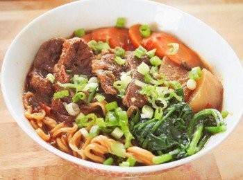 step8: 可加入蔥花，酸菜，燙青菜，滷蛋