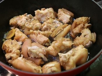 step5: 然後將豬手放進去（醬汁蓋過豬手一半多），先翻炒片刻後，把豬皮朝下，改小火，蓋上鍋蓋燜40分鐘。