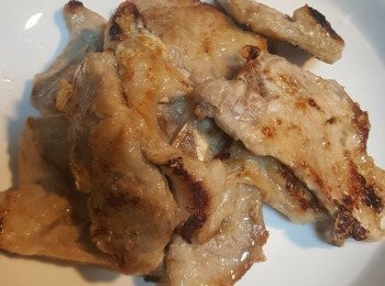 step3: 熱鑊下油加入豬扒煎至熟，取出備用