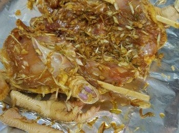 step4: 入爐前，用兩隻木筷子穿過朿兩面雞脾及雞身位，一來防止焗時雞會縮起，二來收熱會更平均。