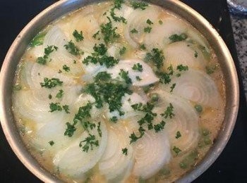 step4: 倒入蛋液，搖動鍋子讓蛋液均勻的流到鍋子每個角落，再鋪上薄片洋蔥，最後撒上切碎的巴西里葉，進烤箱190度烤15分鐘，到表面上色。