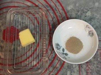 step6: 準備好即溶酵母和無鹽奶油