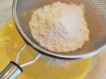 step7: 麵粉過篩後分兩次加進奶油蛋液，用刮刀以切拌翻起盆底方式將粉類逐量吸收

※ 攪拌時手勢宜輕以免麵團因過度攪拌出筋變硬