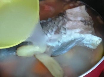 step6: 將鯇魚尾和湯水倒入步驟3的湯煲中，煮滾，較中細火煲2小時