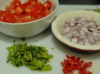 step1: 將蕃茄切粒，可去籽。芫茜切碎，紅辣椒去籽切碎。洋蔥切碎，浸入開水中十分鐘，可減去濃烈的味道