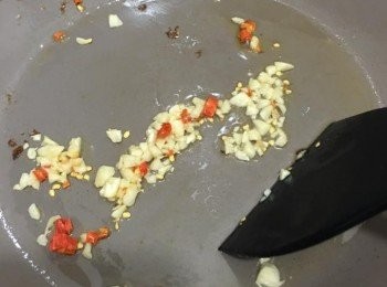 step17: 已炸豬扒的油盛起
鑊淨開中火下半湯匙油 
爆香蒜蓉，辣椒