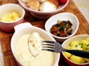 step4: 配菜方面推介選用法包、車厘茄、蘑菇及新薯（蘑菇及新薯雖先灼熟）。另外蜜瓜及菠蘿更是與芝士火鍋的驚喜絶配，口感內冷外熱，水果的甜剛好中和芝士的鹹，一定讓你拍案叫絕！