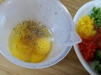 step3: 蛋全打進量杯中 , 加人適厘鹽和黑胡椒拌勻