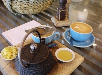 step6: 小記: 這個簡單的碟頭飯超級容易製作 ,多出之<span class="group_1">食材</span>放入雪櫃亦可以留待下次製作， 絕不浪費~
☆ 松子、迷你外地蘿蔔仔以及迷你薯仔亦都可以一併在香港citxxuper買得到☆

☆ 近期有聽聞薑水加上蜜糖可以有助預防老人斑, 而且這個味道確實不俗 在今次去澳洲旅行途中 ,當地原來已經很多餐廳飲品上有上這個飲料、 所以大家也不妨試試無妨， 但緊記煲滾之後的薑水要放置微暖才可加上蜜糖 ,因為蜜糖不能受於過熱。☆