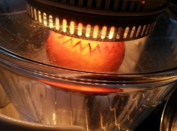 step11: 光波爐預熱200c,用底架,將南瓜蓋上蓋放入,先焗15分鐘