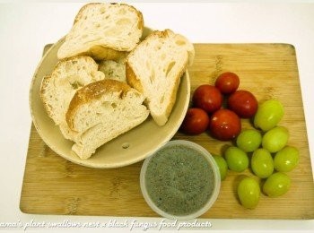 step1: 準備黑木耳雪綿酪、法國麵包切片、小番茄與無籽綠葡萄等<span class="group_1">食材</span>。