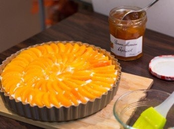 step17: <span class="group_3">撻面</span>切好的杏鋪續片放上<span class="group_3">撻面</span>，杏脯果醬加入檸檬汁拌勻，掃上杏脯面