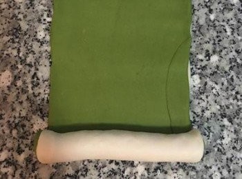 step6: 白麵糰上刷點水，放上抹茶麵糰，稍微桿ㄧ下，就可以捲成圓筒狀，並稍為滾ㄧ下，結合線那面朝下。