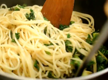 step6: 再加入羽衣甘藍, 攪拌後上碟, 上碟後可在上面灑上一些巴馬臣芝士作點綴