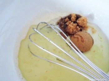 step2: 在另一个碗中倒在所有的湿成分，搅拌直至充分结合，并确保黑糖充分的溶解于混合物中。