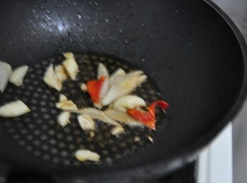 step8: 倒入胡麻油熱鍋，將辣椒、蒜末、薑片等爆香