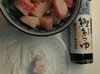 step2: 把醃好的魚塊沾薄太白粉