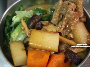 step6: 醬醬~~我的素食紅燒湯麵就完成了，輕鬆的打發一餐餐費，因為外面一碗紅燒素湯麵都要6-70元，這樣就可以讓有時不想外出外食時[外面天氣有點濕冷受不了]，就能自己隨便就煮一碗暖呼呼的熱湯麵。