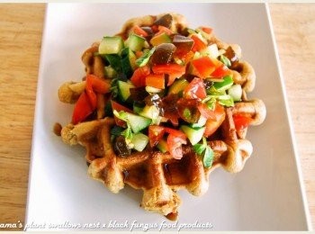 step4: 黑糖鬆餅放入烤箱微烤片刻，取出時再放入步驟3的<span class="group_1">食材</span>，最後再淋上黑糖醬。