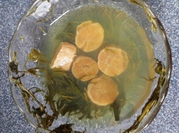 step4: 將乾瑶柱放入碗中，倒入熱水蓋過瑶柱加少許綠茶葉，放入微波爐用高火叮3分鐘，拎出倒掉水，洗去茶葉備用