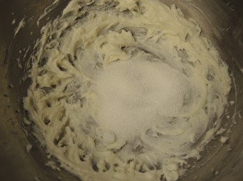 step3: 分2次加入細砂糖攪勻。