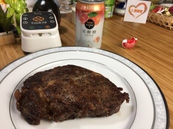 step3: 將牛排取出冷卻到室溫，擦乾表面。
熱鍋二面各煎45秒，側邊稍加煎赤即可（約15秒）