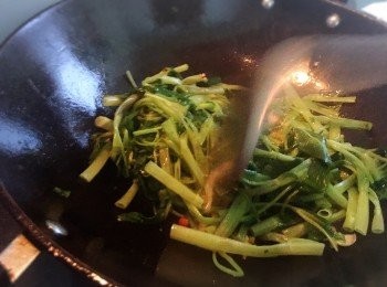 step5: 放入剛煮熟左既一齊通菜炒