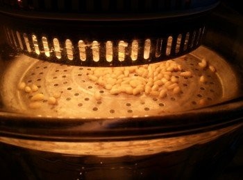 step4: 松子仁用光波爐或焗爐用180度烘香,時間約5-6分鐘
