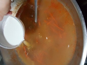 step12: 再加入馬蹄粉漿,慢慢由中間倒入,用鑊摌由中間打圈推,煮成杰身湯羹(馬蹄粉漿倒入前要再拌勻)