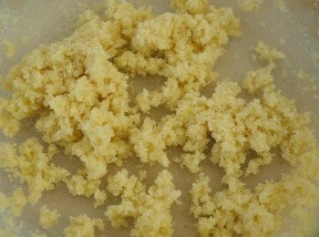 step2: 用電動打蛋器打發牛油至軟身，乳霜狀，下紅糖及細砂糖拌勻