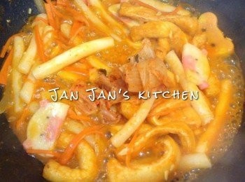 step5: 年糕很快變得看似軟身，但心是未熟透的，放涼了會變硬。所以要慢慢炆煮，大概15分鐘。此時如覺水分不夠可加點水。