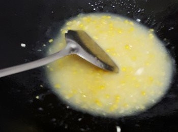 step5: 粟米湯加一湯匙水撈勻, 爆香蒜蓉倒入粟米湯煮滾, 最後淋在魚塊上便食得