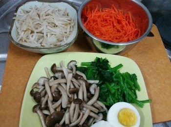 step7: 材料準備好,　我仲加左隻熟蛋,　用煎蛋也OＫ．　