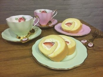 step9: 慢慢拉起牛油紙，小心捲起蛋卷，包實兩邊，放雪櫃雪2小時定形。定形後，可用熱水暖刀，抹乾刀後將蛋卷切頭切尾，中間按自己喜歡厚度切件，面放水果粒裝飾便可。