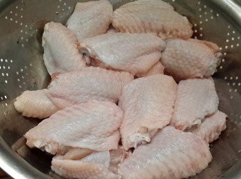 step1: 將急凍巴西<a href="https://bit.ly/3zHU5V3" target="_blank" data-keyword="雞中翼" class="guide-link"><strong>雞中翼</strong></a> <span style="display:inline-block;vertical-align:middle;margin-top:-3px;color:initial;border-radius:3px;padding:2px 3px;font-size:12px;line-height:14px;background:#87d300;color:#fff;">即買</span> 室溫解凍，洗淨瀝水