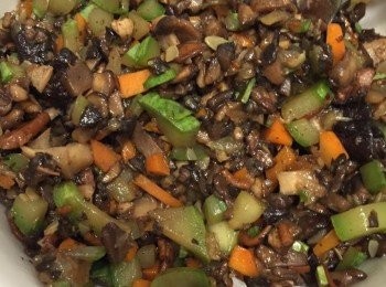 step3: 熱鍋放油份，炒蔬菜粒，加入蟲草花醬快炒勻做成餡料 (蔬菜不要過熟)，加入麻油拌勻，備用，