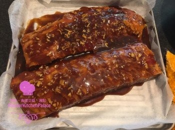 step3: 從雪櫃攞出豬仔骨放室溫20-30分鐘。焗爐180c 將豬仔骨同所有醃汁一齊焗20-30分鐘，直至豬仔骨熟