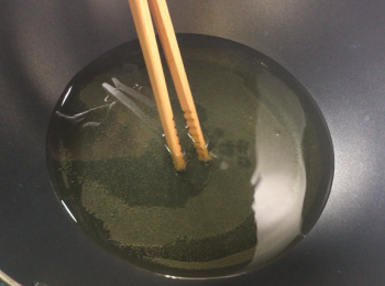 step6: 用木夾試油溫，出現泡泡就放<a href="https://bit.ly/3zHU5V3" target="_blank" data-keyword="雞翼" class="guide-link"><strong>雞翼</strong></a> <span style="display:inline-block;vertical-align:middle;margin-top:-3px;color:initial;border-radius:3px;padding:2px 3px;font-size:12px;line-height:14px;background:#87d300;color:#fff;">即買</span> 炸。