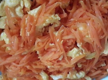 step3: 將紅蘿蔔倒入一起拌炒加入調味料完成