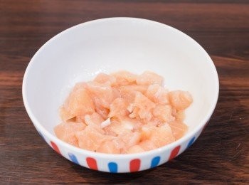 step6: 預備雞肉：把<a href="https://bit.ly/3EZL8dD" target="_blank" data-keyword="雞胸" class="guide-link"><strong>雞胸</strong></a> <span style="display:inline-block;vertical-align:middle;margin-top:-3px;color:initial;border-radius:3px;padding:2px 3px;font-size:12px;line-height:14px;background:#87d300;color:#fff;">即買</span> 肉洗淨、印乾水份、切成約 1 厘米邊長方粒。加入粟粉、鹽、白胡椒粉和水，用手拌勻並按至水份被雞肉吸收，靜置 10 分鐘後加入生油拌勻備用。